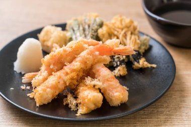 karides tempura (hırpalanmış kızarmış karides) sebze - Japon gıda tarzı