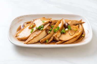 İstiridye soslu kızarmış kral istiridye mantarı. Sağlıklı, vejetaryen ya da vejetaryen yemek tarzı.