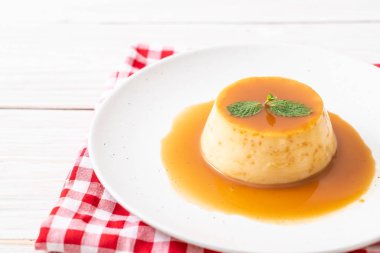 Naneli ev yapımı karamel kremalı puding.