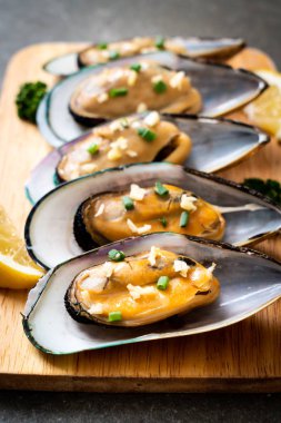 deniz ürünleri midye limon ve sarımsak ile