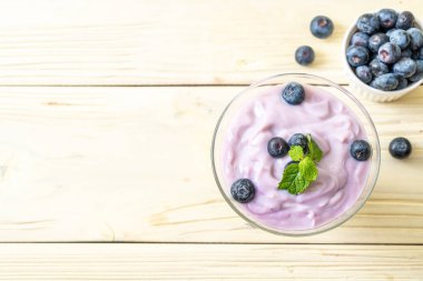 Taze yaban mersinli ev yapımı yoğurt