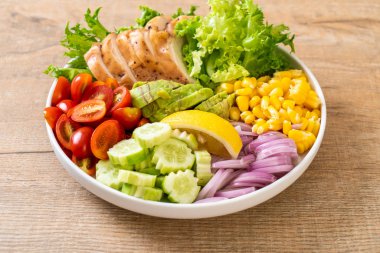 Tavuk göğsü - sağlıklı gıda tarzı ile sağlıklı salata kasesi