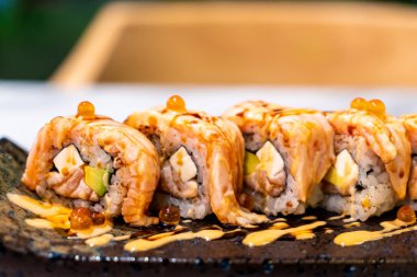 Somon Roll Suşi - Japon gıda tarzı