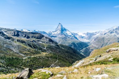 İsviçre, Zermatt 'taki Matterhorn zirvesi manzaralı güzel bir dağ manzarası..