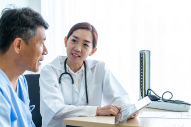 Asya kıdemli olan istişare ile doktor hasta Office - seçici odak noktası