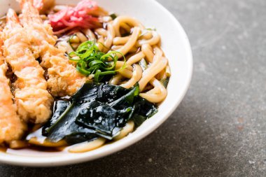 Japon usulü karidesli ramen eriştesi.