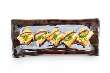 Shitake mantar ve beyaz arka plan üzerinde izole altın iğne mantar ile kızarmış Tofu