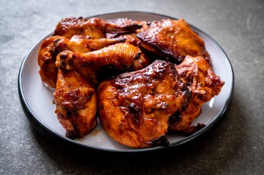 Masada ızgara ve ızgara tavuk.