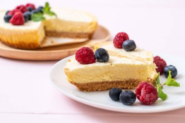 Ev yapımı cheesecake taze ahududu ve yaban mersini ile