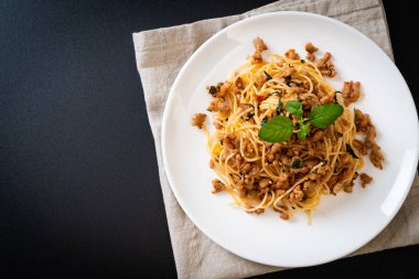 kıyılmış domuz eti ve fesleğen ile tavada kızartılmış acılı spagetti