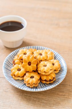 Hindistan cevizli bisküvi ve ananas reçeli.