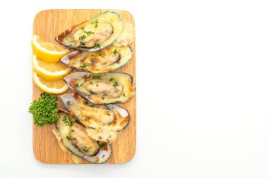 Beyaz arka plan üzerinde izole peynir pişmiş taze midye