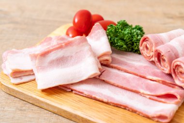 Ahşap tahta üzerinde çiğ domuz pastırma dilimlenmiş