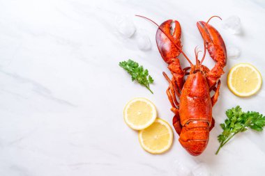 buz ve limon ile taze haşlanmış kırmızı ıstakoz