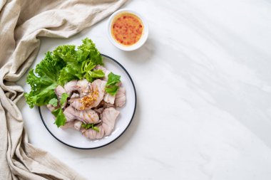 Soslu ve sebzeli haşlanmış balık sosu.