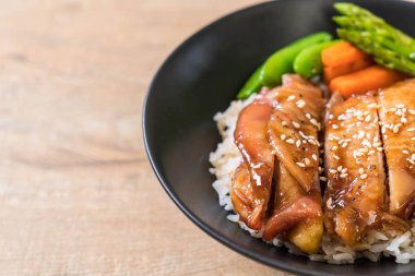 Teriyaki tavuk pilav kasesi - Asya gıda tarzı