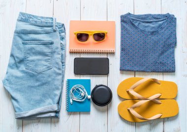 Gezgin, yaz tatili ahşap arka plan üzerinde erkek casual kıyafetler