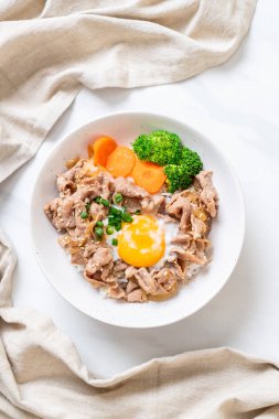 Donburi, domuz eti Pilav kasesi onsen yumurta ve sebze - Japon gıda tarzı