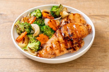 çukurunu tavuk göğsü biftek sebze (brokoli, havuç, soğan ile)