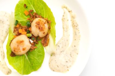 Beyaz arka plan üzerinde izole sebzeli ızgara tarak shell