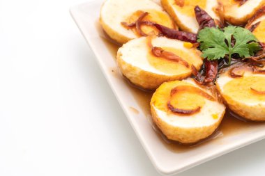 Beyaz arka plan üzerinde izole demirhindi soslu kızarmış haşlanmış yumurta