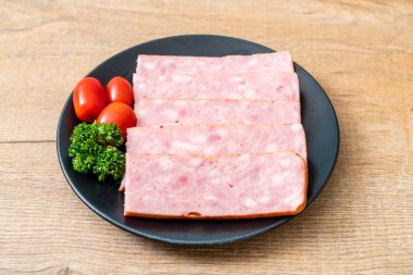 dilimlenmiş taze çiğ pastırma Barbekü