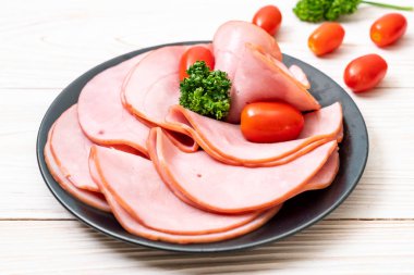 tabağa dilimlenmiş jambon füme