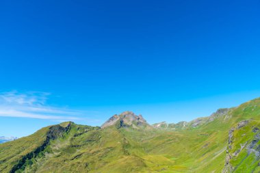 Güzel Alps dağ Grindelwald, İsviçre mavi gökyüzü ile
