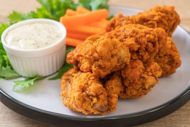 Sebzeli kızarmış tavuk kanadı.