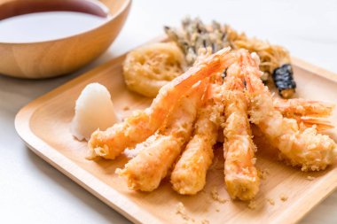 karides tempura (hırpalanmış kızarmış karides) sebze - Japon gıda tarzı