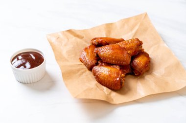 Barbekü tavuk kanadı sosu ile