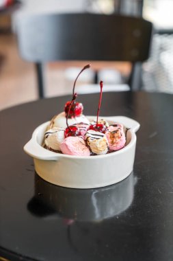 pişmiş hatmi ve dondurma kase ile çikolatalı kek