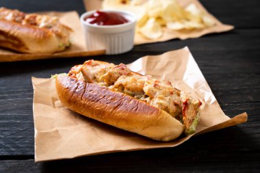 Ev yapımı ıstakoz rulo patates cipsi ile