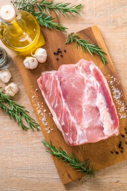 taze domuz ham filetosu ahşap tahta üzerinde