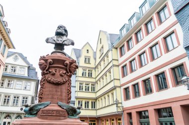 Frankfurt Almanya'da Justitia heykeli ile güzel eski şehir kare romerberg