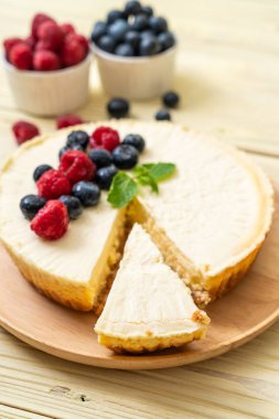 Ev yapımı cheesecake taze ahududu ve yaban mersini ile