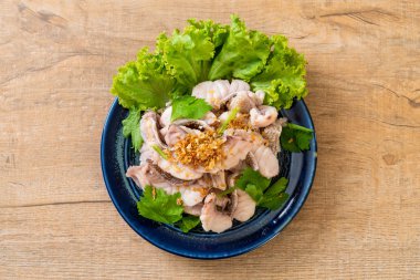 Soslu ve sebzeli haşlanmış balık sosu.