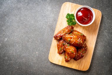 Beyaz susamlı ızgara tavuk kanadı.