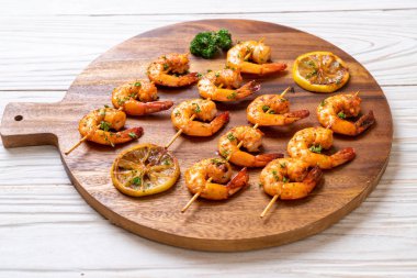 Limon - deniz ürünleri tarzı ile ızgara kaplan karides şiş