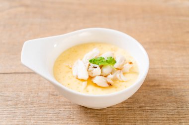 Çiğ yengeçli haşlanmış yumurta.