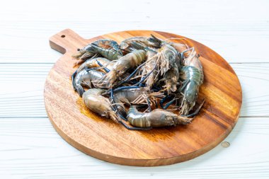 kesme tahtası üzerinde taze mavi karides