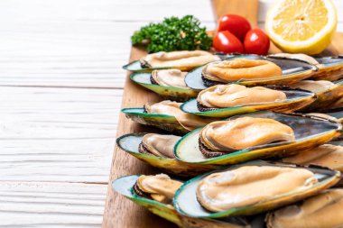 malzemelerle ahşap tahta üzerinde taze midye