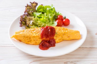 Bir omlet sarma sebzeli aromalı kızarmış pirinç