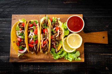 Meksika usulü et ve sebzeli taco.