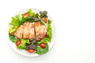 Beyaz arka plan üzerinde izole salata sebzeli ızgara tavuk