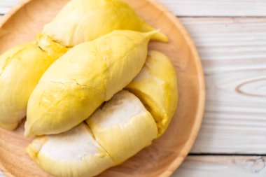 Ahşap zemin üzerinde taze Durian meyvesi