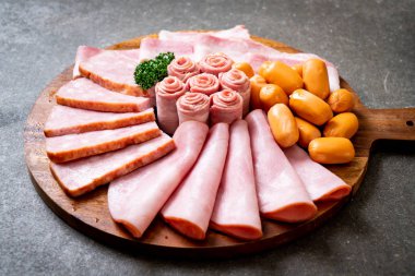 pastırma, sosis, jambon füme ve barbekü pastırma ahşap tahta üzerinde