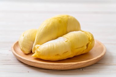 Ahşap zemin üzerinde taze Durian meyvesi