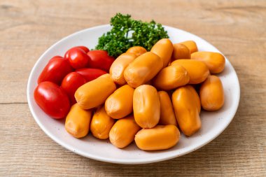 domuz eti kokteyl sosisi plaka üzerinde