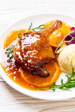 Portakal soslu biftek kızarmış ördek bacak